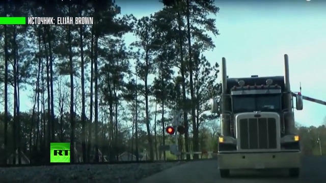 В США поезд на полном ходу снёс застрявший на переезде грузовик