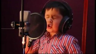 4 летний мальчик мальчик поет на фарси