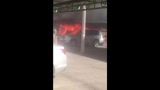 На Юнусабаде сгорела машина в парковочной стоянке и Взорвалась