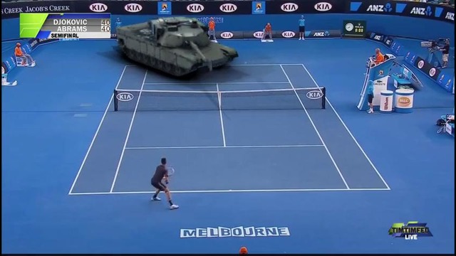 Новак Джокович играет в теннис против танка
