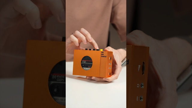 Bluetooth кассетный плеер с необычным аксессуаром