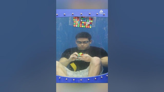 Guy Solves 8 Rubik’s Cubes Underwater | People Are Awesome