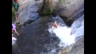 Толстая девочка в водопаде