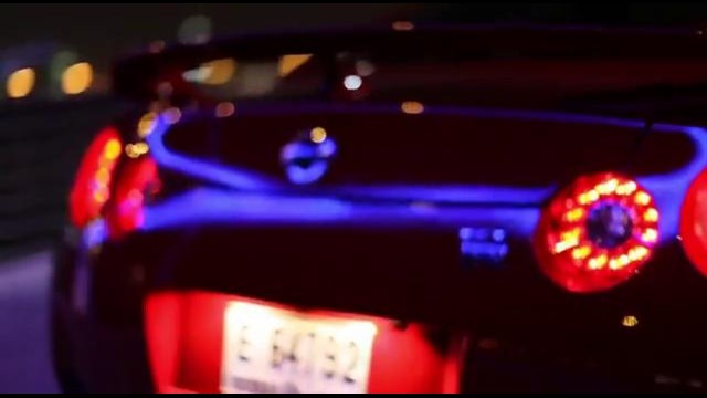 Nissan GT-R плывет по дорогам Дубая