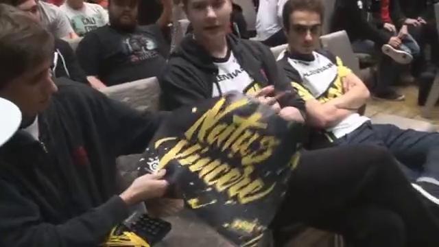 NaVi.Dendi Shows Off His Gear @ The International 2013