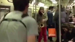 Прикольная Битва на саксофонах, музыканты в метро Нью Йорка полная версия