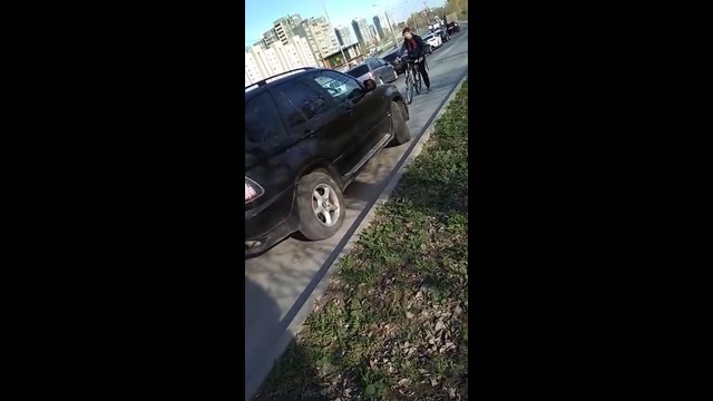 Водитель BMW переехал велосипед на тротуаре