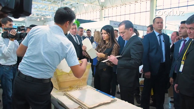 Tashkent Book Fest: Saida Mirziyoyeva Samarqand qog‘ozi tayyorlash jarayonida