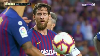 Messi asked Luis Suarez to take the penalty against Huesca 02 ⁄09 ⁄2018 HD