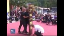 Стойка вниз головой на 1 пальце