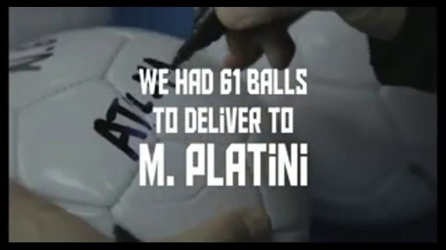 Болельщики забросали дом Платини в Париже 61 мячом в поддержку Роналду