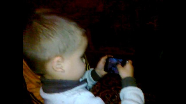 Мальчик играет на iPhone 4S