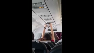 Женщина сушит трусы в самолете