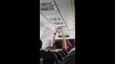 Женщина сушит трусы в самолете