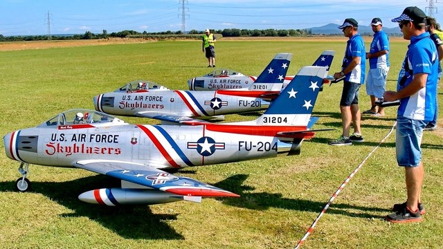 Гигантские радиоуправляемые модели истребителей F-86 SABRE