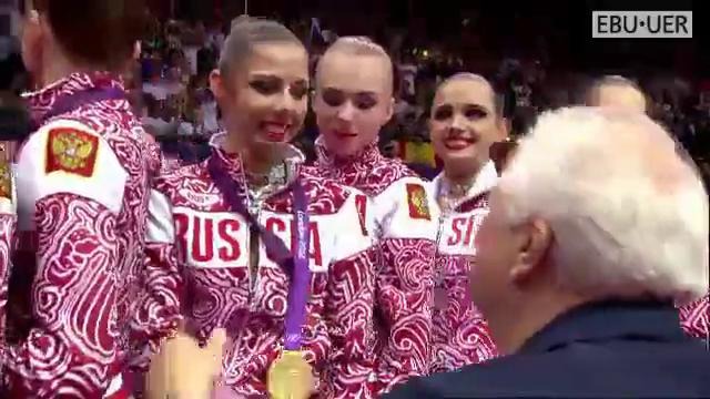 Российские гимнастки исполняют гимн