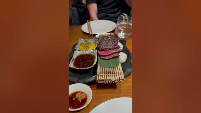 Как жарят мясо в японском ресторане