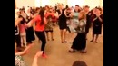 Классно танцует