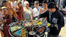 Unusual Serving of Foods in an Unusual Cauldron. Selling Food with Good Treatment