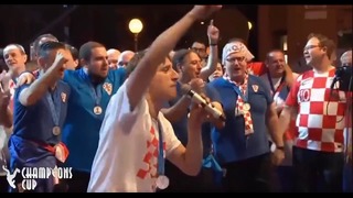 Модрич поет вместе со 100 тыс. фанатами