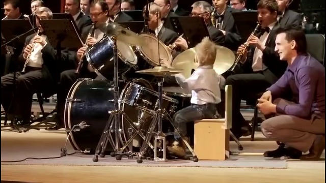 Совсем маленький барабанщик солирует оркестру. Крутой пацан A very young drummer