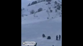 В Чимгане подросток на снегоходе наехал на троих молодых людей