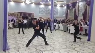 Выступление друзей жениха на уйгурской свадьбе Тахира и Зухры