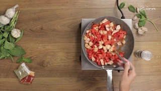 Паста с курицей в томатном соусе