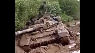 Танк Т-90 в грязи