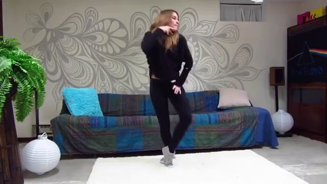 Она танцует под все популярные песни! класс