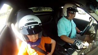 Отец прокатил сына на спорткаре