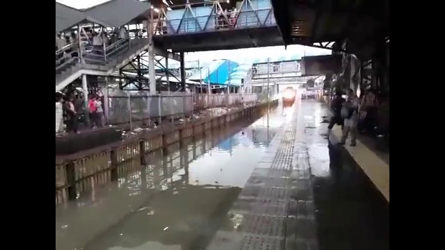 Hindistonda poyezd suvga to‘lgan bekatdan bor tezligida o‘tdi