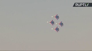 Пилотажная группа «Русские витязи» выступает на авиашоу в Дубае
