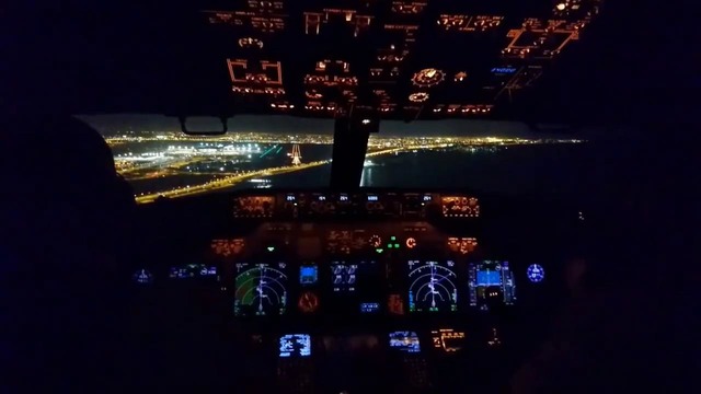 Посадка Боинга 737 ночью с кабины экипажа