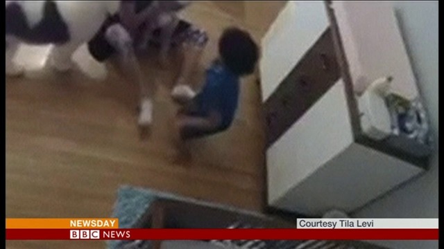 9-летний мальчик с отличной реакцией поймал своего новорожденного брата