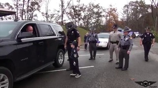Полицейские помогают детям