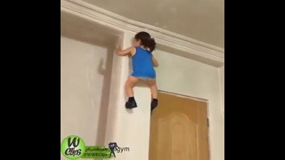 Маленькая девочка лазит по стенам