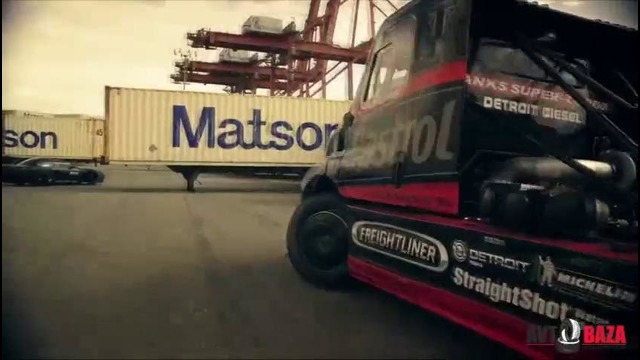 Дрифт-батл между купе Nissan и грузовиком