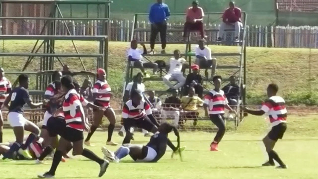 Сельские девушки в Зимбабве играют в регби днями напролёт