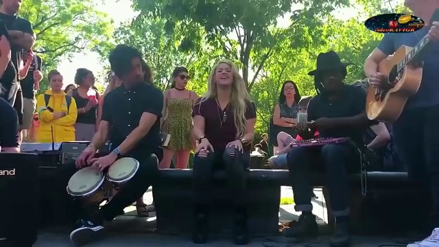 Шакира спела с фанатами в парке ► вашингтон-сквер-парк
