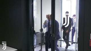 Криштиану Роналду впервые встречается с товарищами по команде Ювентуса