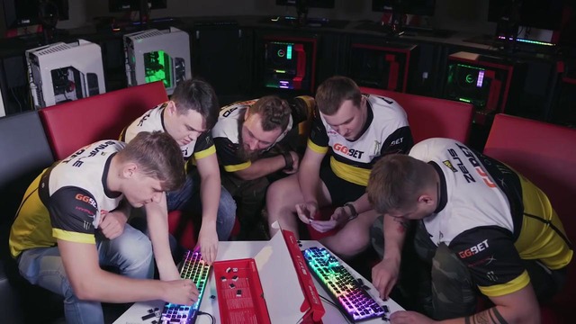 Na’Vi CS GO – The Keyboard Assembly Challenge – HyperX Moments