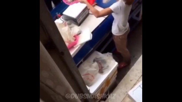 Девушка обманивает на базаре