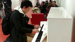 Thomas Krüger – Flashmob Piano Medley at French Ai(480P)
