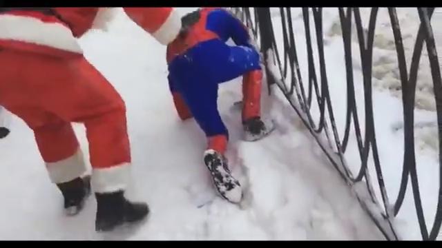 Бэтмен против Человека-паука и Санты! Прикол