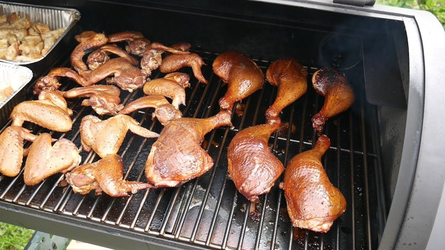 Курица горячего копчения на дровах. Салат «Цезарь» с копченой курицей и гренками с ароматом костра