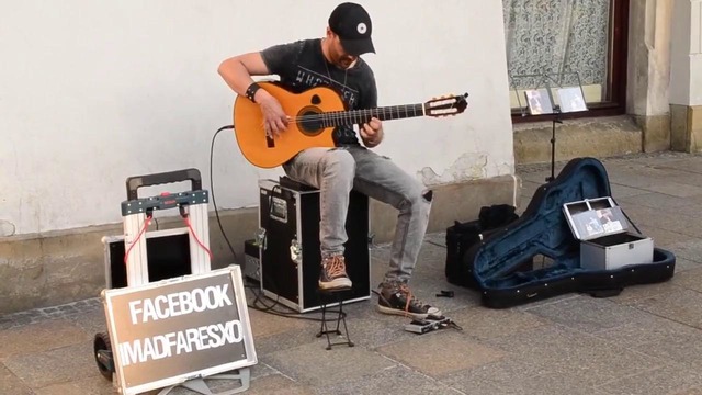 Уличный музыкант, краков польша ► звуки гитары на улице