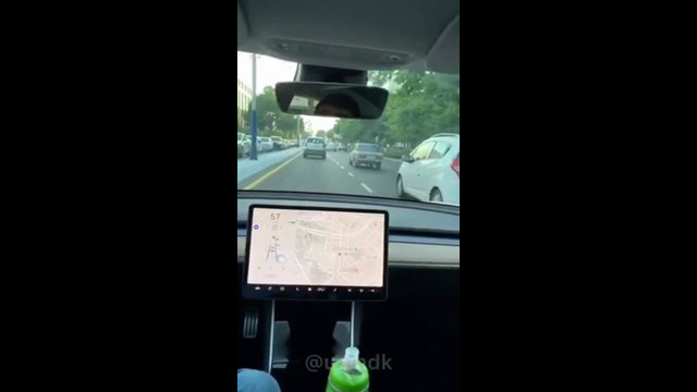 Машина Tesla на дорогах Ташкента