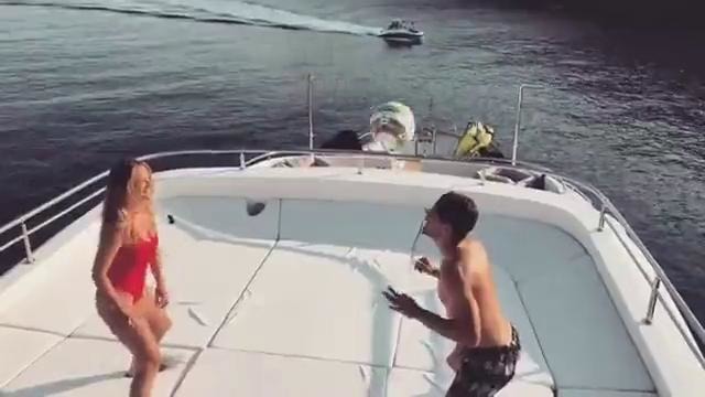 Ковачич с женой на палубе яхты показали навыки игры головой