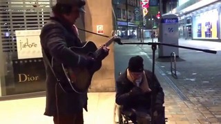 Бездомный певец токого вы не слышали